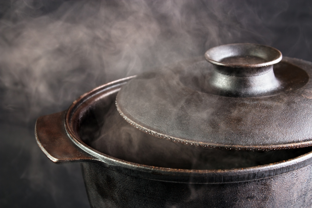 Iron kettle to cook tonic soups for longevity and vigor